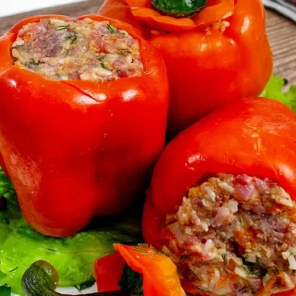 Перец фаршированный со свининой и говядиной,рисом